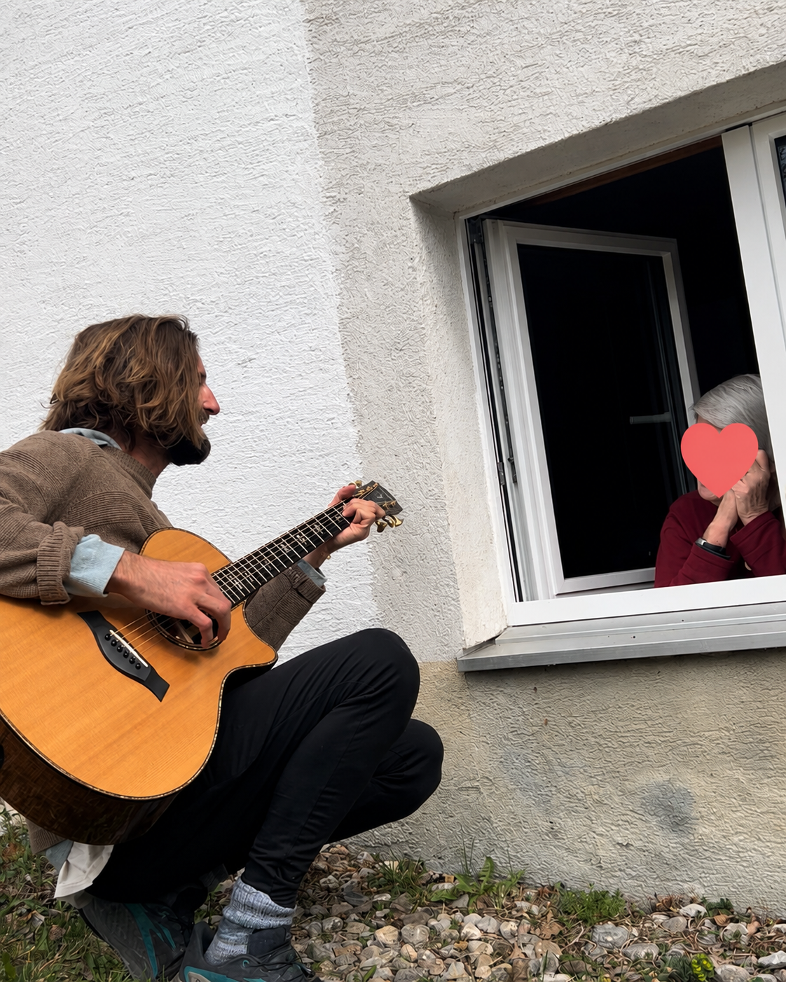 Singing through a window in Filisur